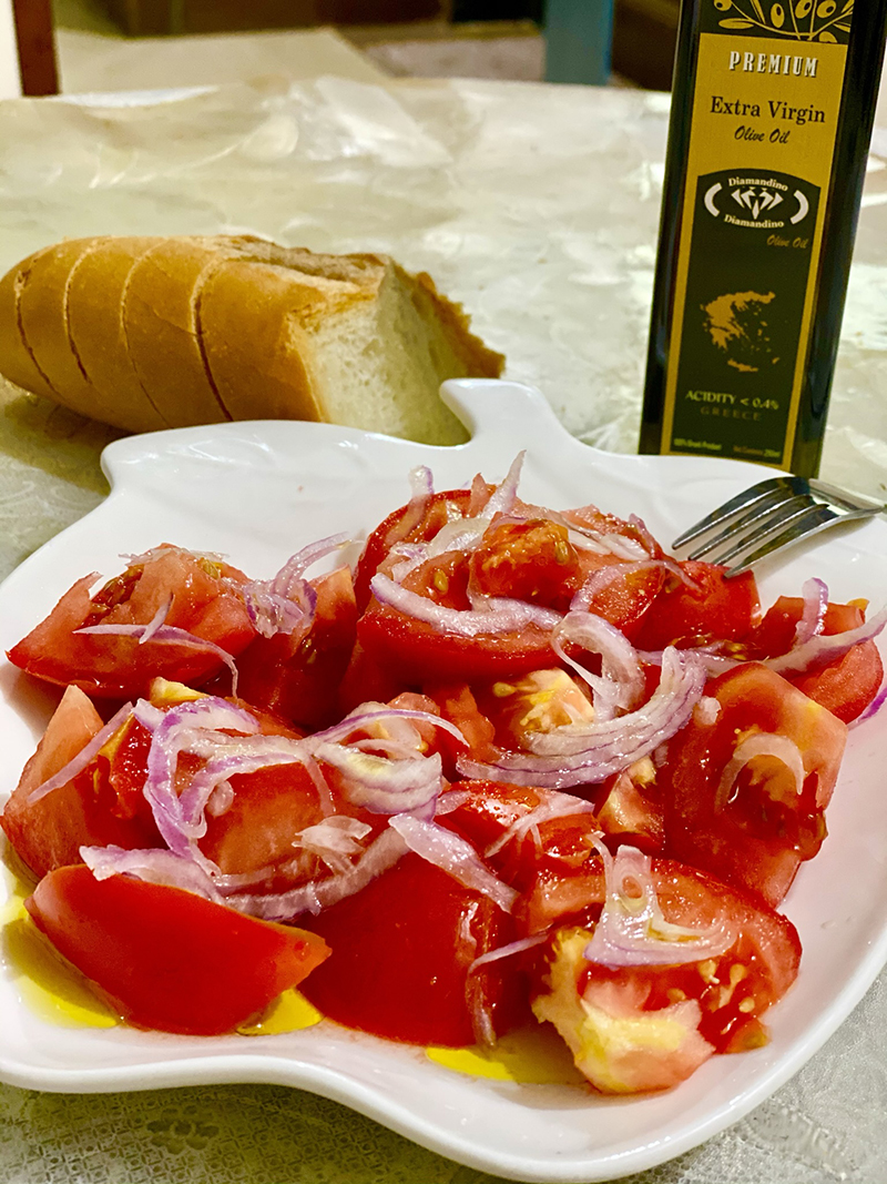 Доматена салата със зехтин